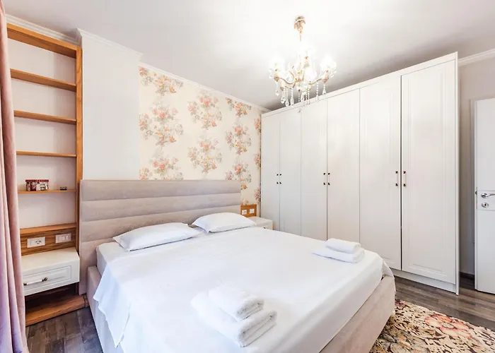 Sisi's Luxury Grand Park Of * Tirana